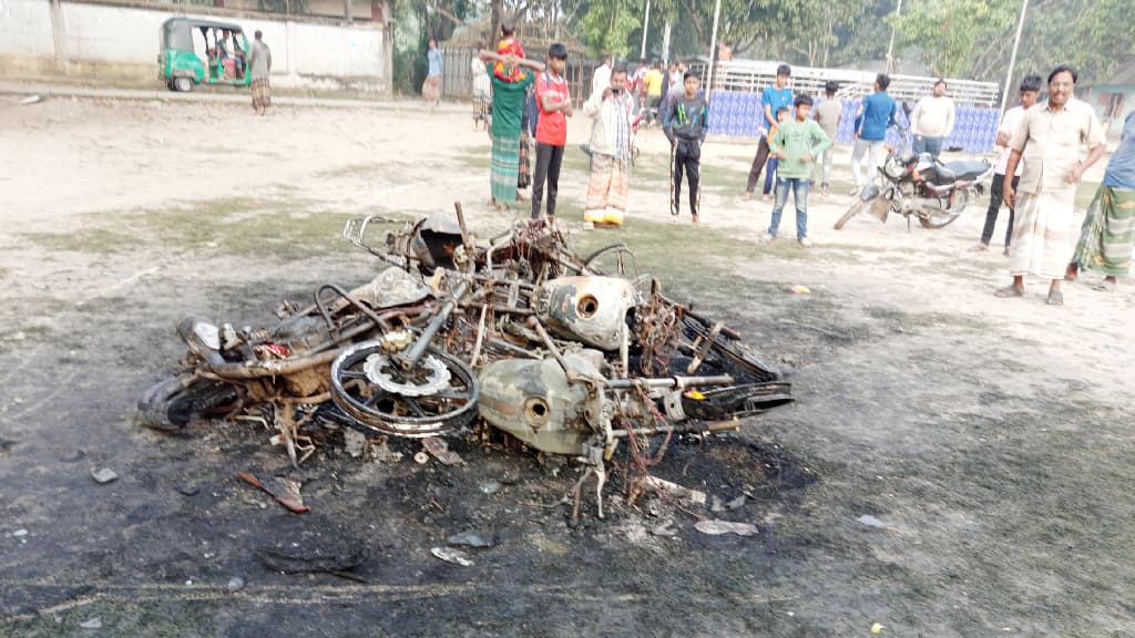 মান্দায় ক্লাবের কমিটি গঠন নিয়ে দ্বন্দ্বে ৫ মোটরসাইকেলে আগুন, আহত ৪