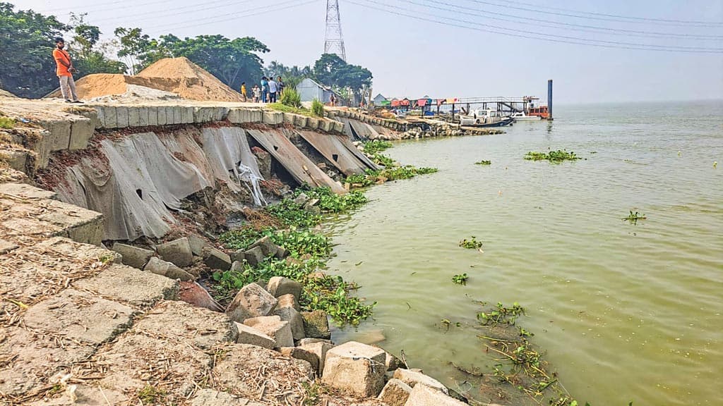 পদ্মা সেতু রক্ষা বাঁধে ধস, চিঠি চালাচালিতে বাঁধা পদক্ষেপ