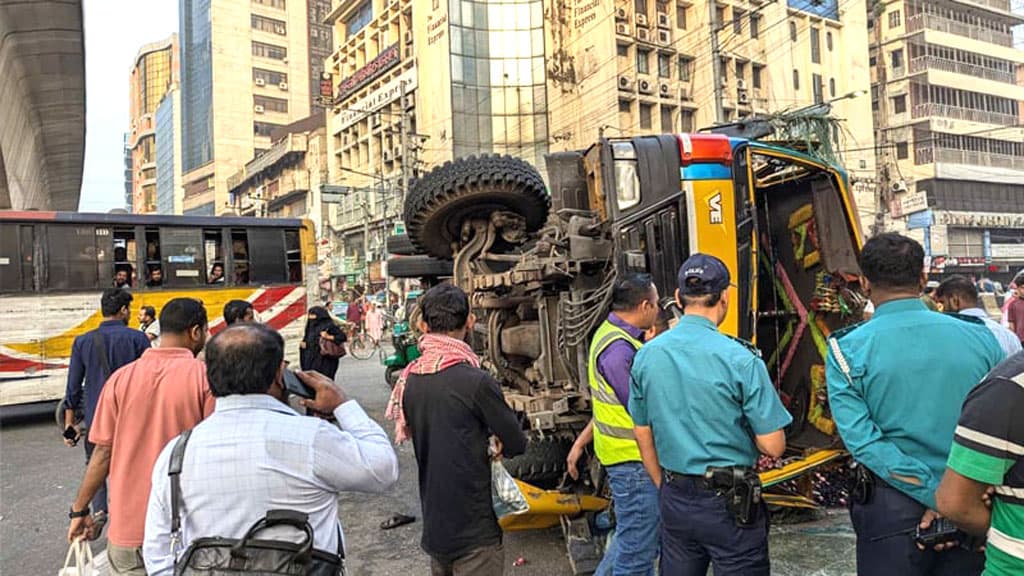 পল্টনে বাস-ট্রাক সংঘর্ষ, কর্মস্থলে ফেরা হলো না ব্যাংক কর্মকর্তার