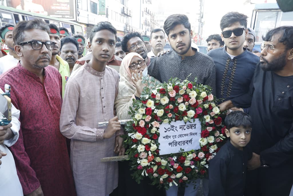 শহীদ নূর হোসেন চত্বরে পরিবারের শ্রদ্ধা