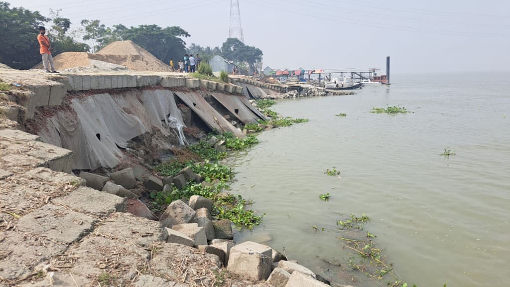 পদ্মা সেতু রক্ষা বাঁধে ধস, ঠেকাতে পাউবো-বিবিএর ঠেলাঠেলি