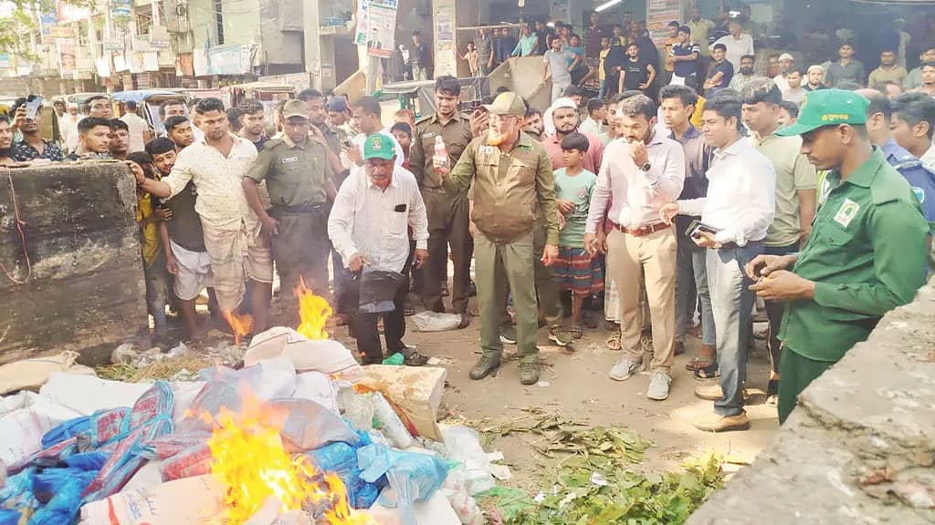 এক সপ্তাহে সাড়ে ১২ হাজার কেজি পলিথিন জব্দ