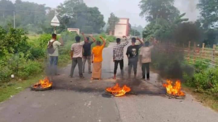 ইউপিডিএফ কর্মী হত্যার প্রতিবাদে পানছড়িতে সড়ক অবরোধ