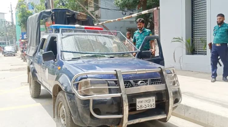 যুবলীগ নেতাকে পুলিশের গাড়ি থেকে ছিনিয়ে নিলেন যুবদল নেতা