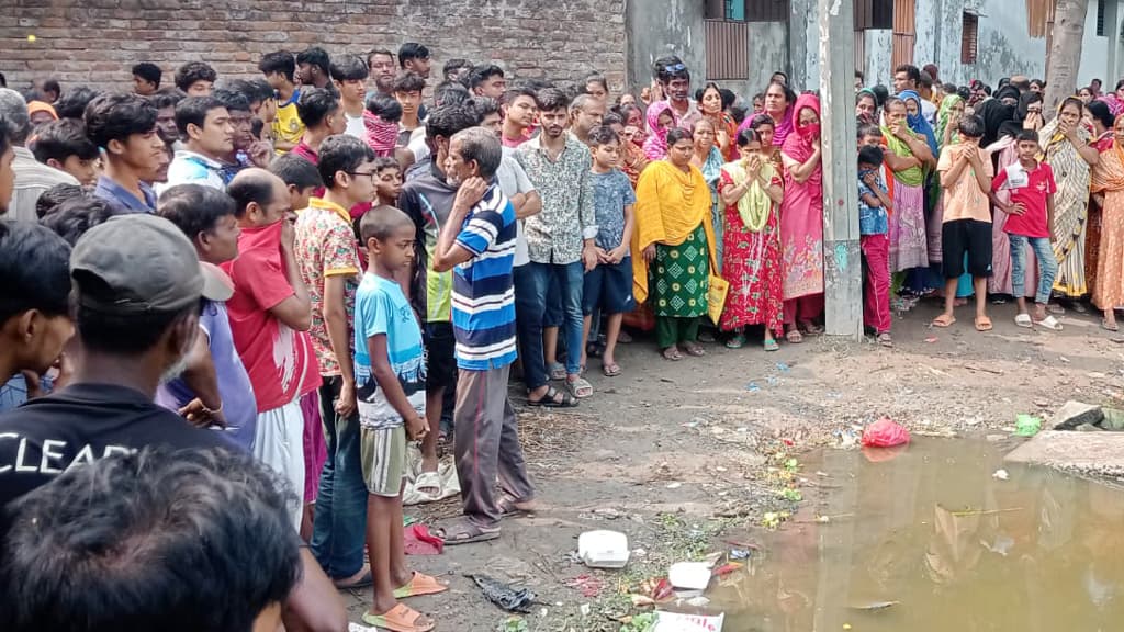 পুকুরে ভাসছিল দুধ বিক্রেতার মরদেহ