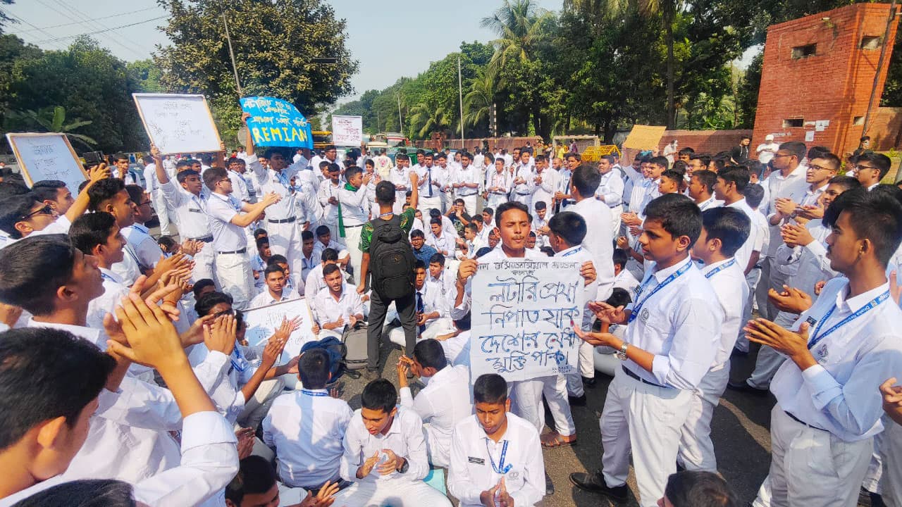 রেসিডেনসিয়ালের সামনে শিক্ষার্থীদের আড়াই ঘণ্টা সড়ক অবরোধ, তীব্র যানজট