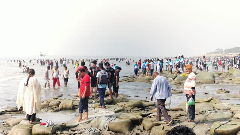 রাস উৎসব পালনে কুয়াকাটায় তীর্থযাত্রীদের ঢল