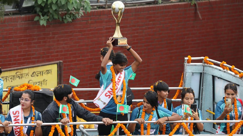 এবারও ছাদখোলা বাসে চ্যাম্পিয়ন সাবিনাদের বরণ