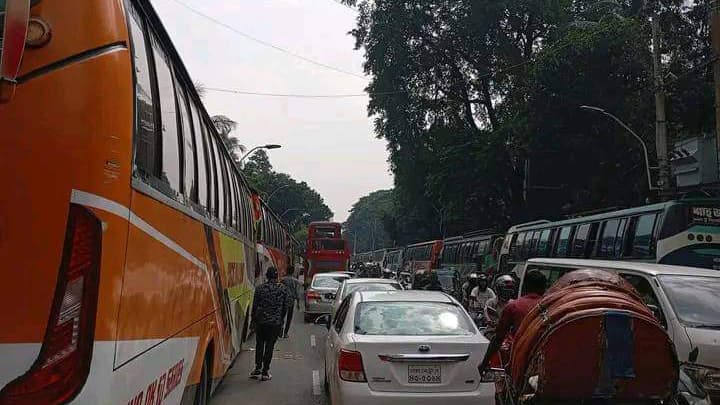 সোহরাওয়ার্দী উদ্যানে সমাবেশ: গাড়ি পার্কিং ও যানজটে বিড়ম্বনায় ঢাবি শিক্ষার্থীরা