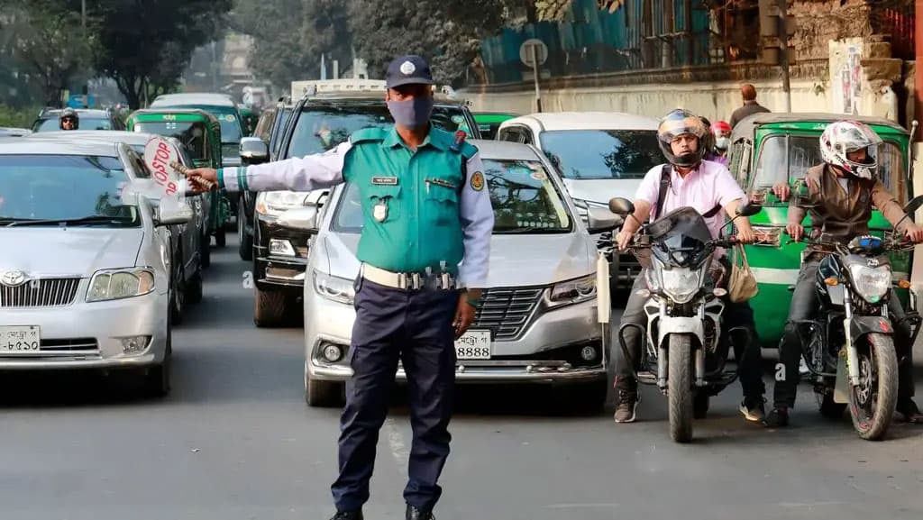 রাজধানীতে ট্রাফিক আইনে একদিনে ১৬৫৭ মামলা, জরিমানা ৬৬ লাখ টাকা