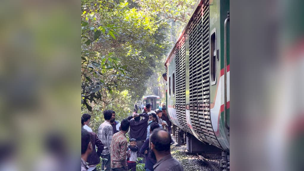 ক্লিপ ভেঙে ৫ বগি রেখেই ২০০ গজ দূরে গেল ট্রেন