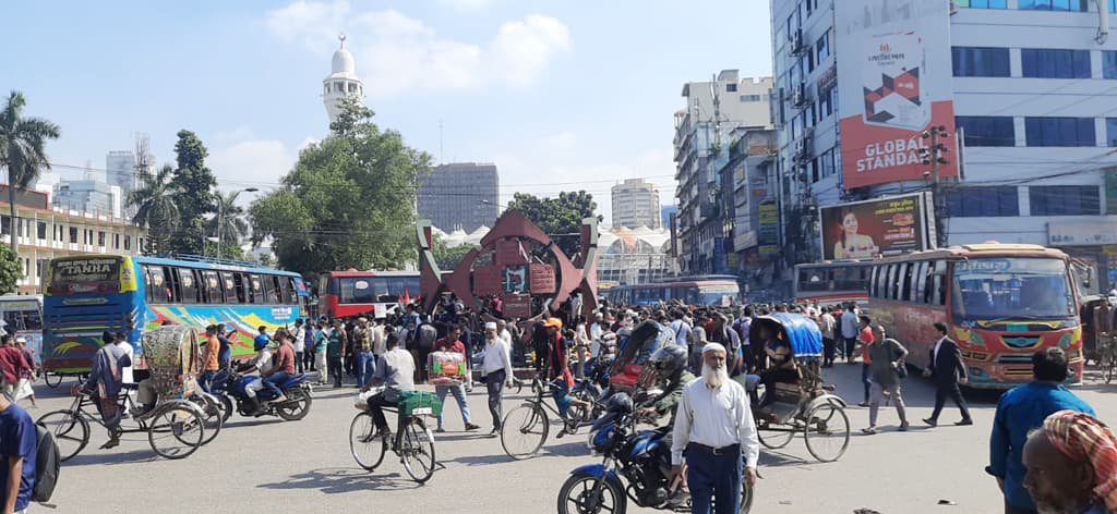 নূর হোসেন চত্বরে বিক্ষোভ, আ. লীগ কার্যালয়ের সম্মুখ বিএনপির দখলে