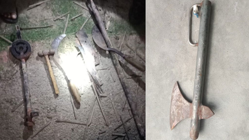 পাইকগাছায় ‘ডাকাত বাহিনীর প্রধানের’ বাড়িতে আগুন দিল জনতা, অস্ত্র উদ্ধার