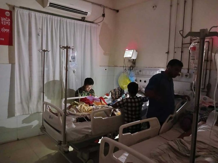 লোডশেডিংয়ে বরিশাল শেবাচিম হাসপাতালের আইসিইউ ওয়ার্ড অন্ধকারে। ছবি: আজকের পত্রিকা
