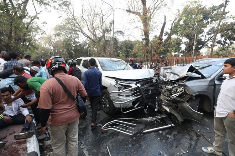 দুর্ঘটনার পর গাড়ি দুটিকে থানায় নিয়ে যাওয়া হয়। ছবি: আজকের পত্রিকা
