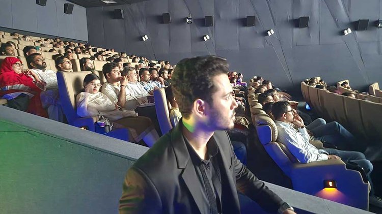 প্রেক্ষাগৃহে দাঁড়িয়ে দর্শকদের সঙ্গে ‘মাসুদ রানা’ দেখেন রাসেল রানা