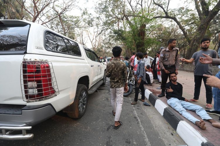 আহত হন এক মোটরসাইকেল আরোহীও। আজকের পত্রিকা