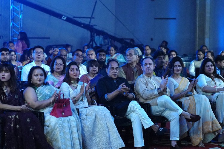 শিল্পীদ্বয়ের পরিবেশনা মুগ্ধতা ছড়ায় আমন্ত্রিত অতিথিদের মাঝে। ছবি: সংগৃহীত