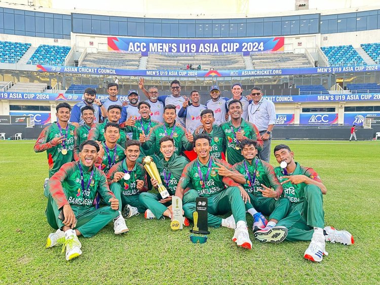 ভারতকে হারিয়ে অনূর্ধ্ব-১৯ এশিয়া কাপ জয়ের পর বাংলাদেশের উদযাপন। টানা দুইবার যুব এশিয়া কাপ জিতেছে বাংলাদেশ। ছবি: এসিসি