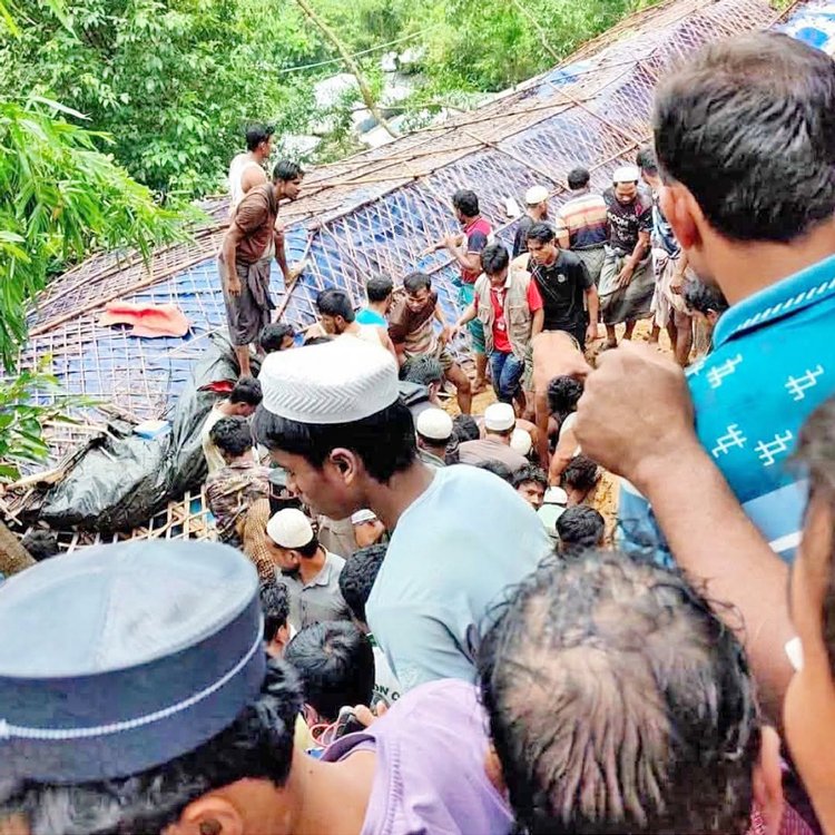 উখিয়ার রোহিঙ্গা আশ্রয়শিবির, কক্সবাজার শহর, চকরিয়া ও পেকুয়াসহ বিভিন্ন স্থানে পাহাড় ধস। ছবি: আজকের পত্রিকা