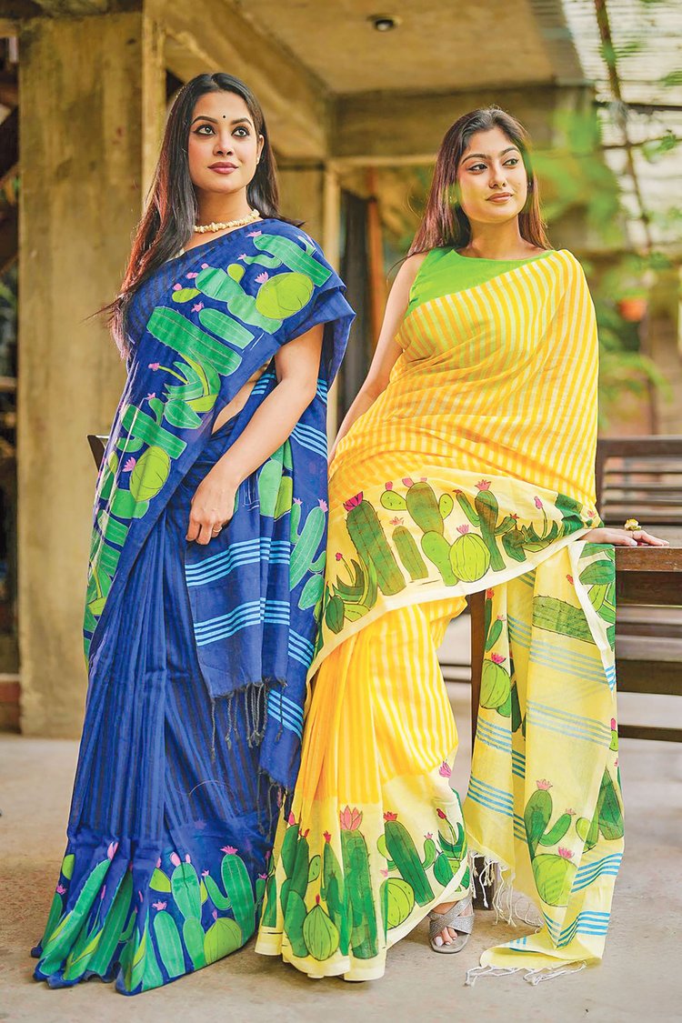 সুতির হালকা রঙের ছাপা শাড়ি আরামদায়ক। ছবি সৌজন্য: সুরঞ্জনা