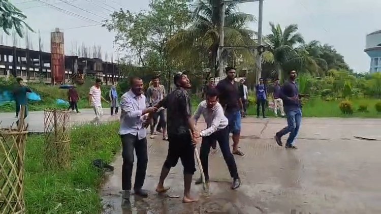 নোয়াখালী বিজ্ঞান ও প্রযুক্তি বিশ্ববিদ্যালয়ে ছাত্রদলের দুই পক্ষের মধ্যে দফায় দফায় সংঘর্ষ। ছবি: আজকের পত্রিকা