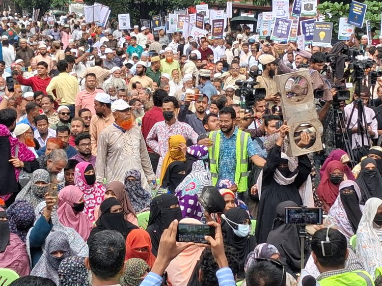 গ্যাস সংকট, বিদ্যুতের ‘ভুতুড়ে বিল’, নিত্যপ্রয়োজনীয় পণ্যের মূল্যবৃদ্ধির প্রতিবাদে চুলা ও পাতিল নিয়ে ১১ দলীয় জোটের নেতা-কর্মীদের বিক্ষোভ। ছবি: আজকের পত্রিকা