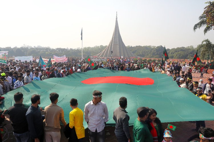 বিজয় দিবসে পতাকা হাতে স্মৃতিসৌধে শ্রদ্ধা জানাতে মানুষের ঢল।