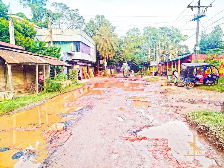 সড়কের ফটিকছড়ির বাগান বাজার কাজী মাদ্রাসার সামনে খানাখন্দ। চলাচলে দুর্ভোগ এই সড়ক ব্যবহারকারীদের। ছবি: আজকের পত্রিকা