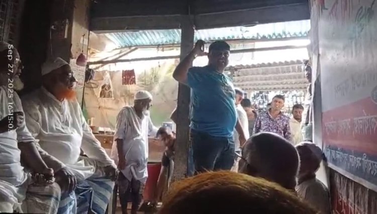 সালিস বৈঠক চলাকালে হুমকি দিচ্ছেন বালাম বিশ্বাস। ছবি: ফেসবুক থেকে নেওয়া