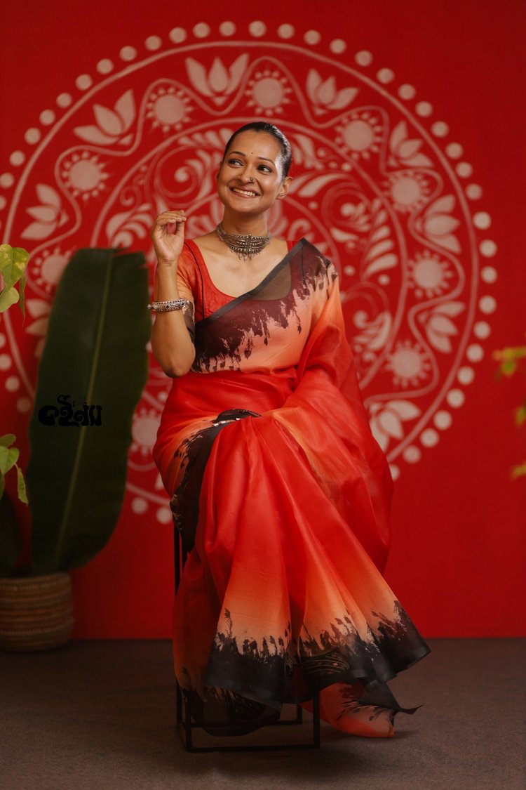‘শ্যামবর্ণ মেয়েদের হালকা রঙের শাড়িতেই মানায়’—এসব কথার দিন ফুরিয়েছে। মডেল: নিশাত, শাড়ি: কইন্যা, গয়না: আয়স।