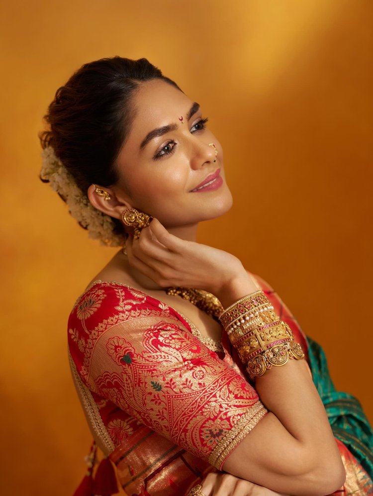 ত্বকের আর্দ্রতা, শক্তি ও উজ্জ্বলতা পুনরুদ্ধারের জন্য প্রচুর ফেস মাস্ক ব্যবহার করেন ম্রুণাল। ছবি: ফেসবুক