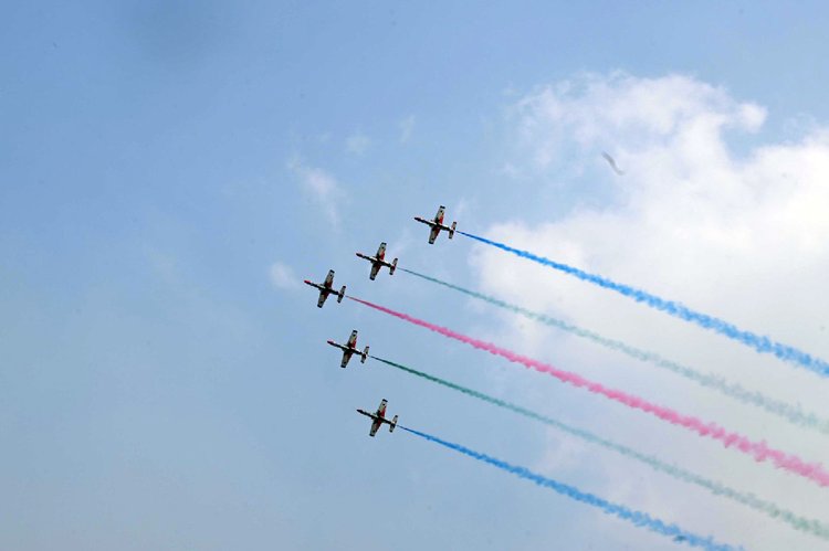 আকাশে লাল-সবুজ আর নীল ধোঁয়ার রেখা ও অ্যারোবেটিক ফ্লাই পাস্টে এয়ার শো।