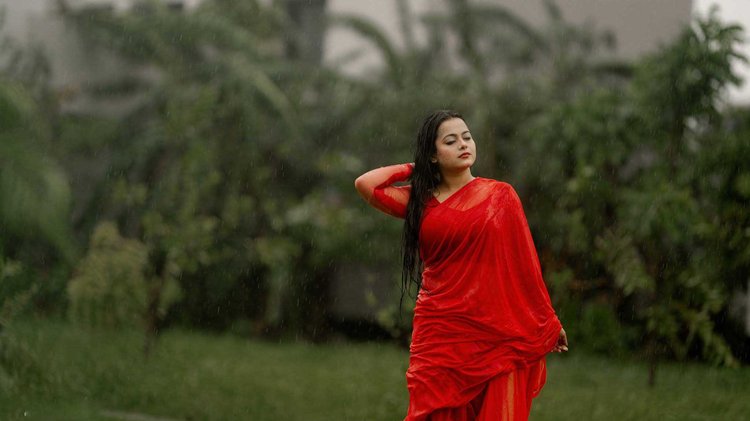 বর্ষার মৌসুমে নিয়মিত ১০ থেকে ১৫ মিনিট বৃষ্টিতে স্নান করলে শরীরে হরমোনের ভারসাম্য ঠিক থাকে বলে মনে করা হয়। ছবি: ফুহাদ হাসান