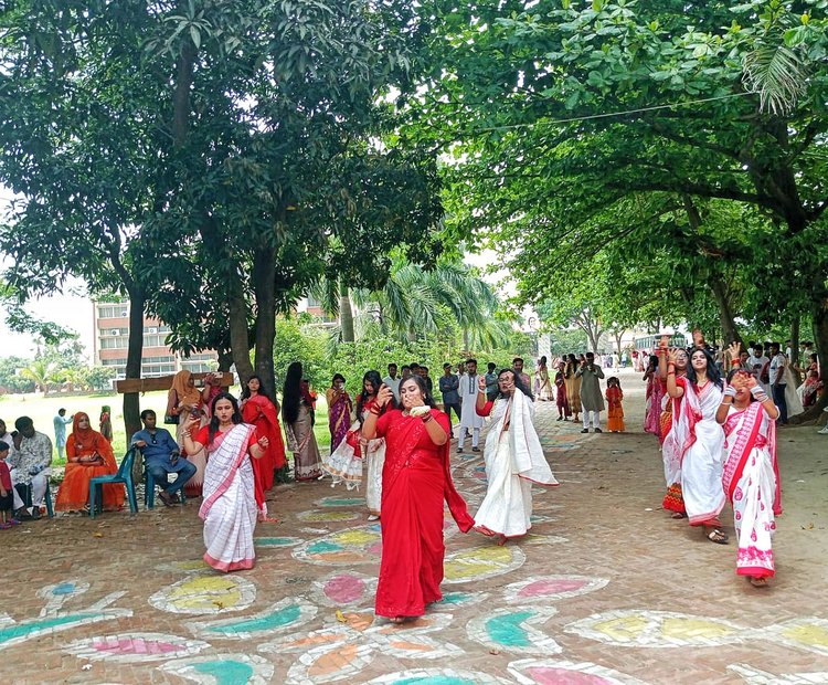 বর্ণিল আয়োজনে গণ বিশ্ববিদ্যালয়ে নববর্ষ উদযাপন। ছবি: লেখক