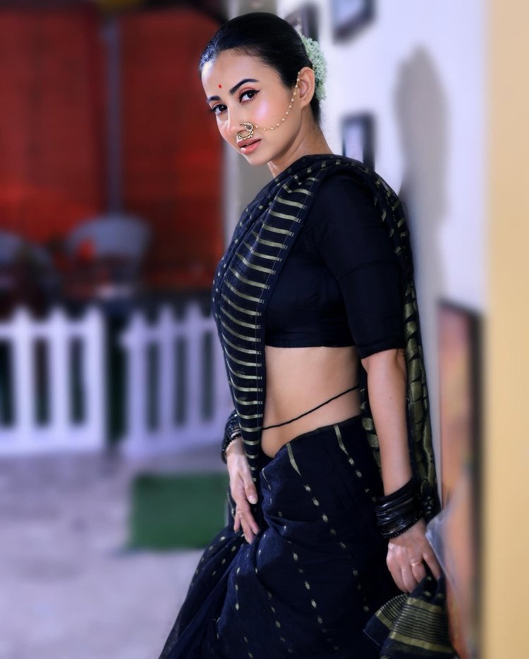 ফিট থাকতে কোমরের মাপে নজর দেন মনামী। ছবি: ফেসবুক