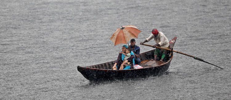 আষাঢ় এলে ভাষা খেই হারায়, শব্দেরা করে জলকেলি। ছবি: আজকের পত্রিকা