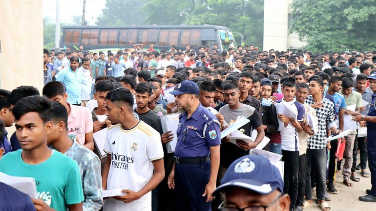 নাটোরে ট্রেইনি রিক্রুট কনস্টেবল পদে নিয়োগ পরীক্ষার প্রাথমিক বাছাইয়ে অনিয়মের অভিযোগ তুলেছেন অকৃতকার্য চাকরিপ্রার্থীরা। ছবি: আজকের পত্রিকা