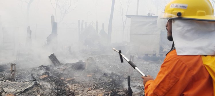 কুতুপালং এলাকার লম্বাশিয়া ১-ওয়েস্ট ক্যাম্পের ডি-ব্লকে এ অগ্নিকাণ্ড হয়। ছবি: আজকের পত্রিকা