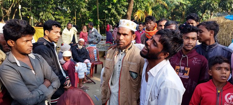 হাতিয়ায় নিহত জেলেদের গ্রামের বাড়ি কালির চরে চলছে শোকের মাতম। ছবি: আজকের পত্রিকা