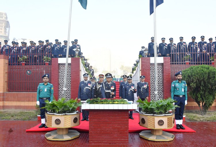 বাংলাদেশ পুলিশের পক্ষে শহীদ পুলিশ সদস্যদের প্রতি শ্রদ্ধা জানান আইজিপি বাহারুল আলম। ছবি: সংগৃহীত