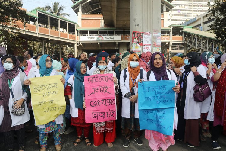 ভাতা বাড়ানোর দাবিতে রাজধানীর শাহবাগ মোড় অবরোধ করে রেখেছে পোস্টগ্র্যাজুয়েট প্রাইভেট প্রশিক্ষণার্থী। ছবি: আজকের পত্রিকা