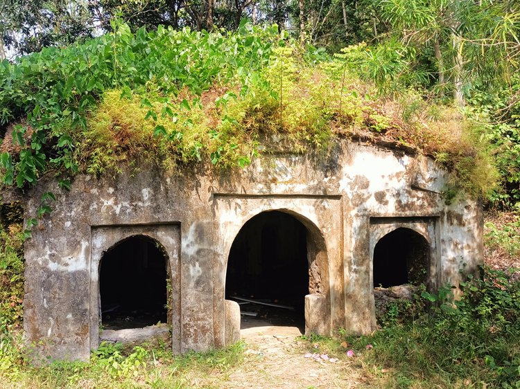 বাড়বকুণ্ড ইউনিয়নের গহিন পাহাড়ে সনাতনী ধর্মাবলম্বীদের পবিত্র তীর্থপীঠ বাড়বানল ‘অগ্নিকুণ্ড’ মন্দির। ছবি: আজকের পত্রিকা