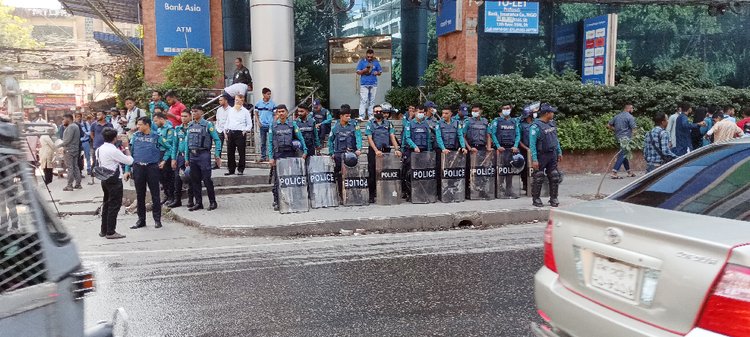 তিতুমীর কলেজের বাইরে বিপুলসংখ্যক পুলিশ মোতায়েন করা হয়েছে। ছবি: আজকের পত্রিকা