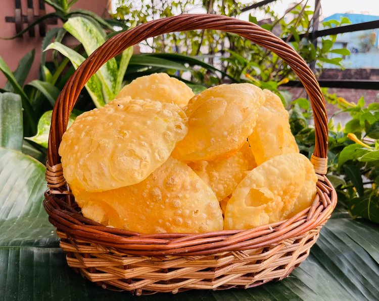 দুধ লাউয়ের সঙ্গে রাখুন ফুলকো লুচি।