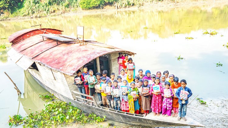 স্থপতি মোহাম্মদ রেজোয়ানের সৌরচালিত ভাসমান স্কুল। ছবি: সংগৃহীত