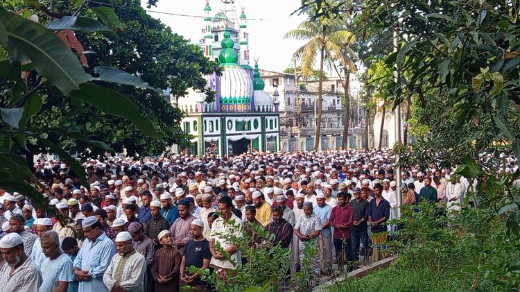 সিলেট নগরের শাহী ঈদগাহ ময়দানে নিহত দম্পতির জানাজা অনুষ্ঠিত হয়। ছবি: আজকের পত্রিকা