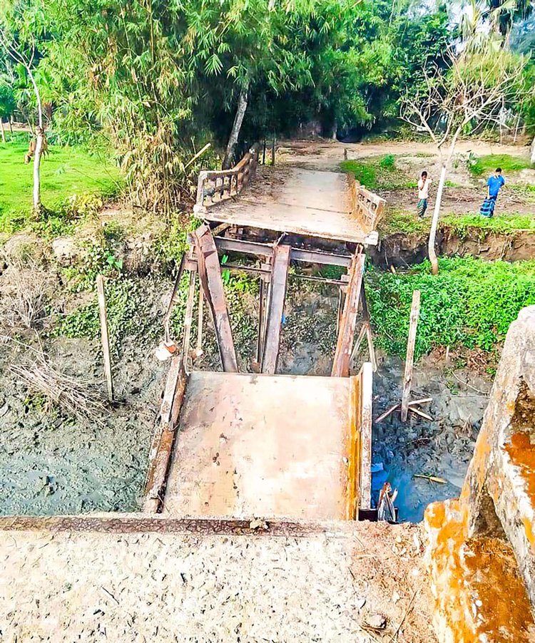 ২০০৮ সালে উপজেলার বিভিন্ন খালের ওপর নির্মাণ করা ২১টি লোহার সেতু। এর মধ্যে সম্প্রতি বেশ কয়েকটি ভেঙে পড়েছে। এতে বাকি সেতুগুলো দিয়ে চলাচলে দেখা দিয়েছে আতঙ্ক। গত শনিবার বরগুনার আমতলী উপজেলার হলদিয়া ইউনিয়নে। ছবি: আজকের পত্রিকা