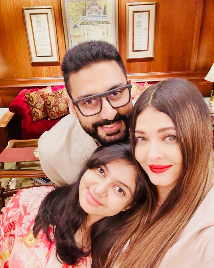 যেভাবে সোশ্যাল মিডিয়া ও ফোন থেকে মেয়েকে দূরে রেখেছেন ঐশ্বরিয়া-অভিষেক