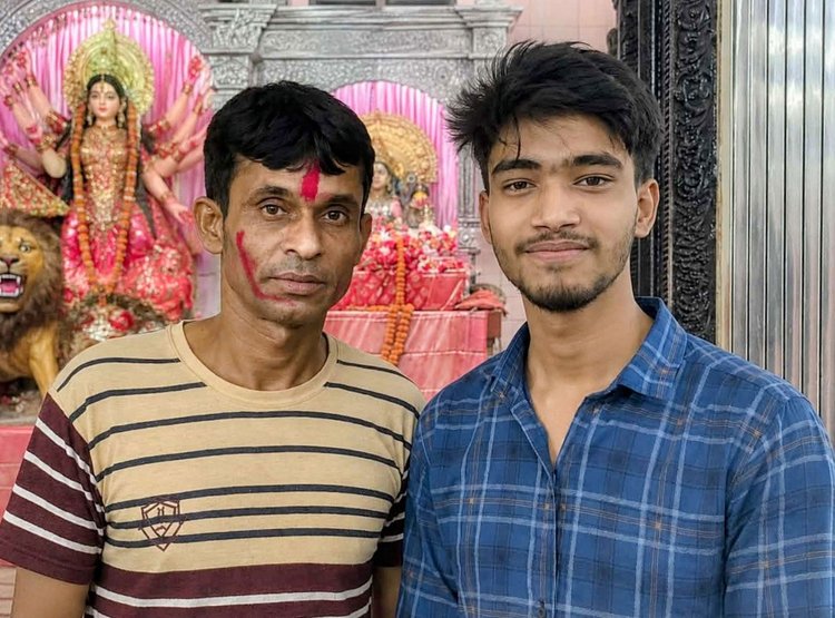 বাবার সঙ্গে শয়ন সরকার